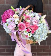 Цветочная композиция из Розы, Хризантемы, Пионы и Лизиантусы в корзине в Поповке Воронежской области