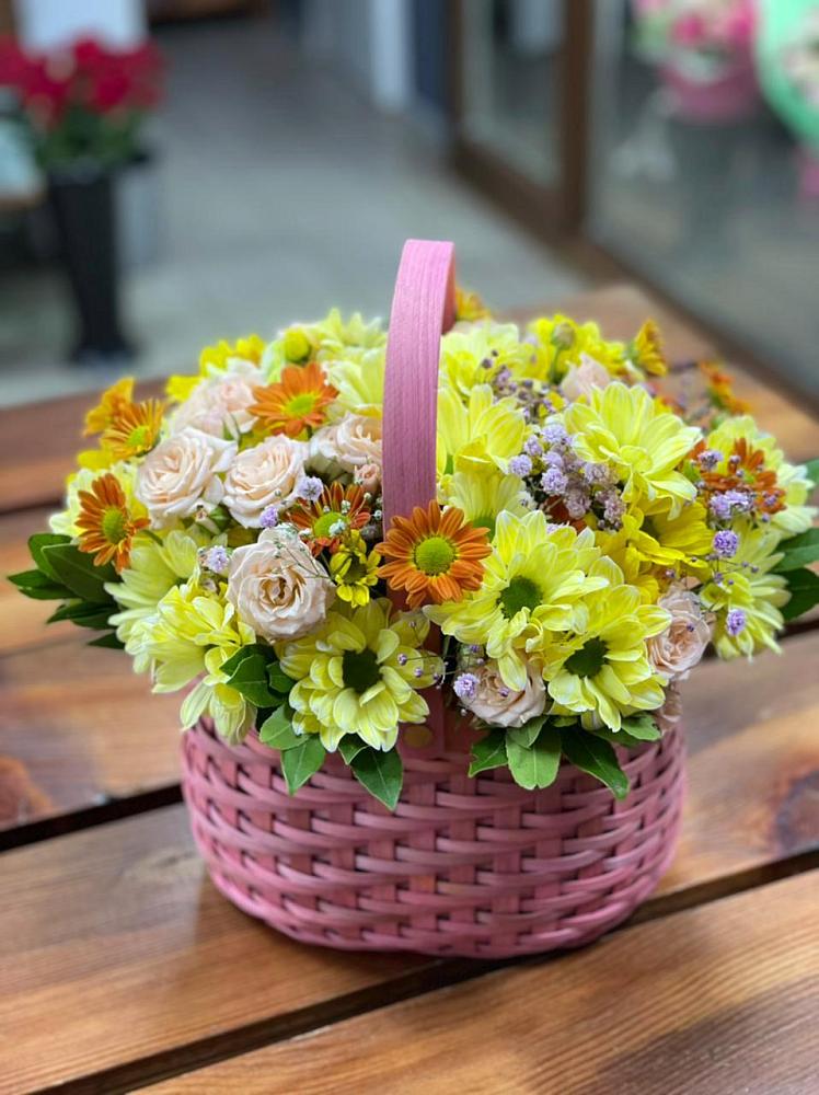 Цветочная композиция из Хризантемы и Розы в корзине в Поповке Воронежской области