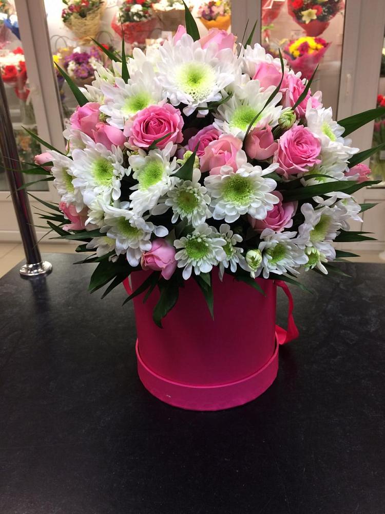 Цветочная композиция из Розы и Хризантемы в шляпной коробке в Поповке Воронежской области